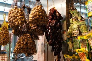 How many snails can one fit into hand luggage?