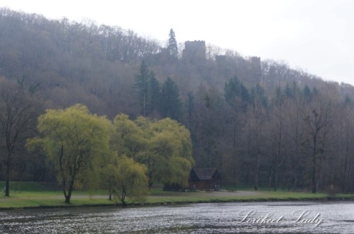 WK_Web_picnic spot on riverbank
